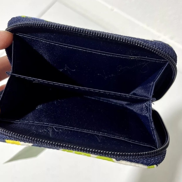 Retired Vera Bradley “Rio” Zip Around ID Wallet Floral NWT Navy/Multi-colored - Picture 3 of 4